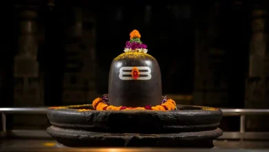 सावन में भगवान शिव की पूजा के लिए महामृत्युंजय यंत्र, पारद शिवलिंग और चांदी का नंदी स्थापित करते भक्त