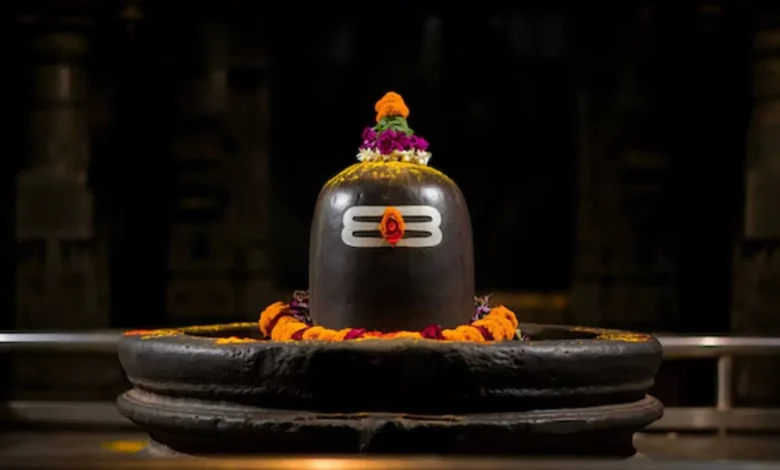 सावन में भगवान शिव की पूजा के लिए महामृत्युंजय यंत्र, पारद शिवलिंग और चांदी का नंदी स्थापित करते भक्त