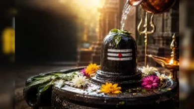 शिवलिंग पूजा करते भक्त जल अर्पित करते हुए सही दिशा और विधि का पालन करते हुए