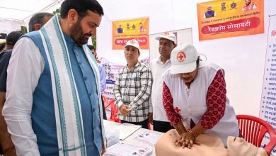 सीएम नायब सिंह सैनी सिरसा जन कल्याण शिविर में विभागीय स्टॉलों का निरीक्षण करते हुए और सरकारी योजनाओं की जानकारी लेते हुए।