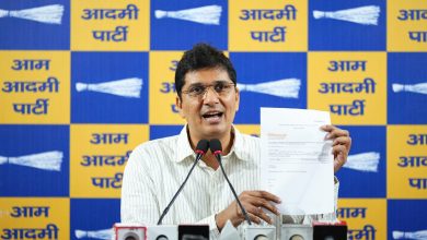 AAP नेता सौरभ भारद्वाज प्रेस वार्ता में दिल्ली के 650 करोड़ रुपये हेल्थ घोटाले और राजीव रंगीला मामले पर बयान देते हुए