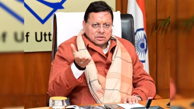 मुख्यमंत्री पुष्कर सिंह धामी उत्तराखंड विकास परियोजना समीक्षा बैठक में अधिकारियों को निर्देश देते हुए