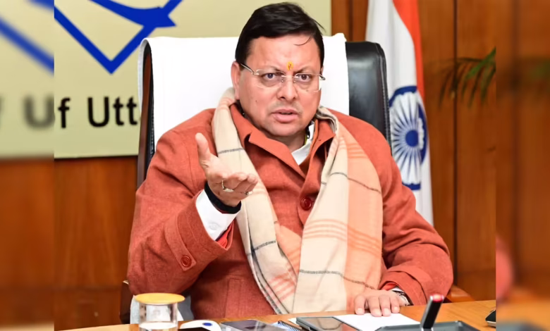 मुख्यमंत्री पुष्कर सिंह धामी उत्तराखंड विकास परियोजना समीक्षा बैठक में अधिकारियों को निर्देश देते हुए