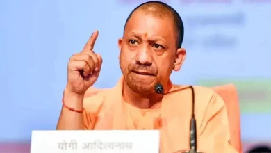 उत्तर प्रदेश में अवैध कोचिंग सेंटर्स पर सीलिंग कार्रवाई करते अधिकारी और निरीक्षण करती टीम