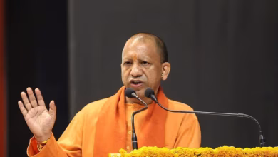 मुख्यमंत्री योगी आदित्यनाथ बरेली में सड़क परियोजनाओं के शिलान्यास और लोकार्पण कार्यक्रम में शामिल होते हुए मंच पर