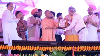 सीएम योगी आदित्यनाथ रामपुर में 102 विकास परियोजनाओं का उद्घाटन करते हुए और लाभार्थियों को योजना प्रमाणपत्र प्रदान करते हुए