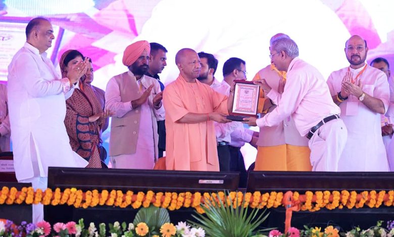 सीएम योगी आदित्यनाथ रामपुर में 102 विकास परियोजनाओं का उद्घाटन करते हुए और लाभार्थियों को योजना प्रमाणपत्र प्रदान करते हुए