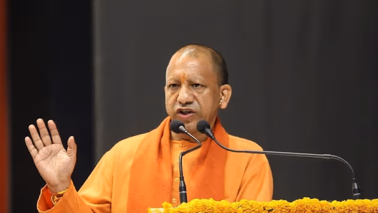 मुख्यमंत्री योगी आदित्यनाथ बरेली में सड़क परियोजनाओं के शिलान्यास और लोकार्पण कार्यक्रम में शामिल होते हुए मंच पर