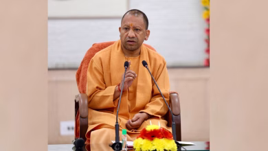 मुख्यमंत्री योगी आदित्यनाथ ईओडब्ल्यू समीक्षा बैठक में आर्थिक अपराधों की जांच और कार्रवाई पर निर्देश देते हुए।