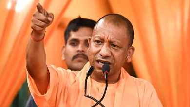 मुख्यमंत्री योगी आदित्यनाथ विधायक अभिजीत सिंह सांगा के परिवार को शोक संवेदना व्यक्त करते हुए