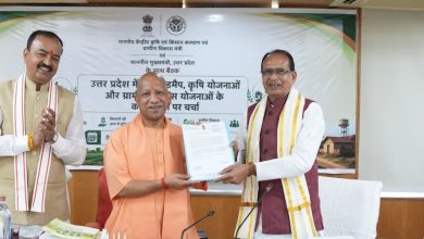 सीएम योगी आदित्यनाथ पीएम आवास योजना और कृषि विकास पर बयान देते हुए