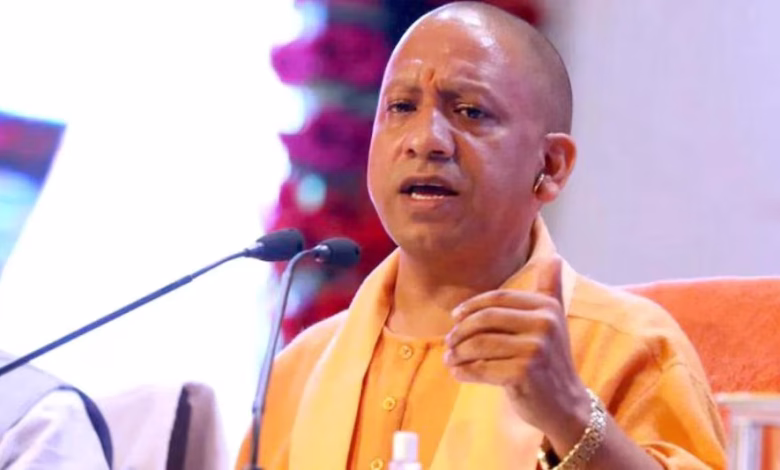 सीएम योगी आदित्यनाथ अयोध्या में विकास परियोजनाओं का उद्घाटन करते हुए और मीडिया से बातचीत में SIT जांच पर बयान देते हुए।