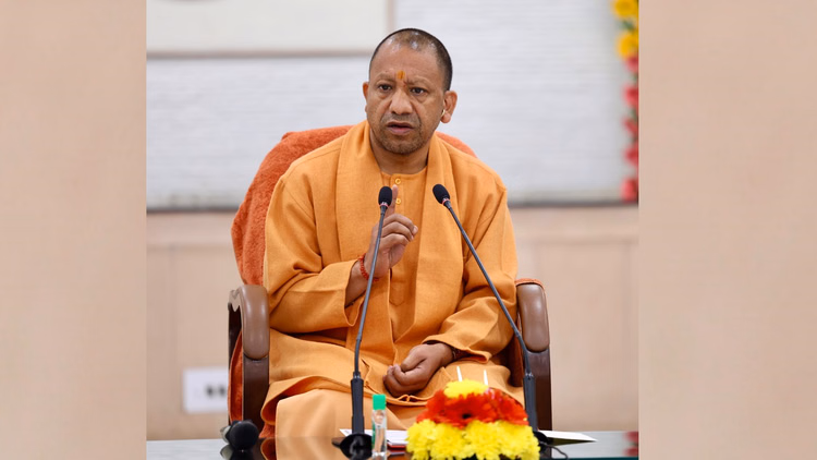 मुख्यमंत्री योगी आदित्यनाथ ईओडब्ल्यू समीक्षा बैठक में आर्थिक अपराधों की जांच और कार्रवाई पर निर्देश देते हुए।
