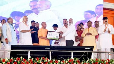 सीएम योगी आदित्यनाथ देवरिया में विकास परियोजनाओं का उद्घाटन करते हुए।