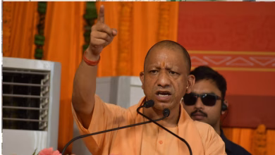 सीएम योगी आदित्यनाथ हाथरस दौरे के दौरान विकास परियोजनाओं का उद्घाटन करते हुए।
