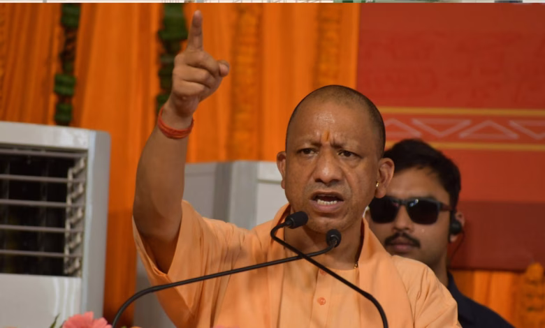 सीएम योगी आदित्यनाथ हाथरस दौरे के दौरान विकास परियोजनाओं का उद्घाटन करते हुए।