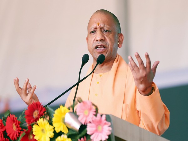 योगी आदित्यनाथ राष्ट्रपति द्रौपदी मुर्मू को जन्मदिन की शुभकामनाएं देते हुए और उनके योगदान की सराहना करते हुए।