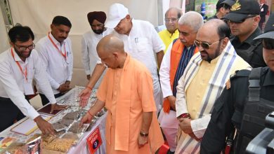 मुख्यमंत्री योगी आदित्यनाथ कानपुर में प्राकृतिक खेती प्रदर्शनी का अवलोकन करते हुए किसानों को संबोधित करते हुए