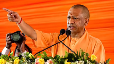 पीलीभीत में सीएम योगी द्वारा विकास परियोजनाओं का लोकार्पण और लाभार्थियों को भूमि अधिकार पत्र वितरण का दृश्य।