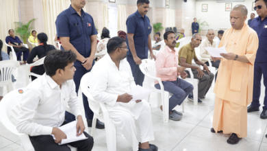 जनता दर्शन कार्यक्रम में फरियादियों की समस्या सुनते मुख्यमंत्री योगी आदित्यनाथ