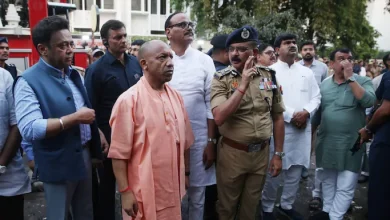 लखनऊ अग्निकांड के बाद मुख्यमंत्री योगी आदित्यनाथ घटनास्थल और अस्पताल का दौरा करते हुए अधिकारियों से जानकारी लेते हुए