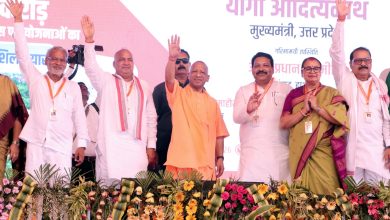 पिलिभीत में विकास परियोजनाओं के लोकार्पण समारोह में अधिकारियों द्वारा प्रमाण पत्र और लाभ वितरण।