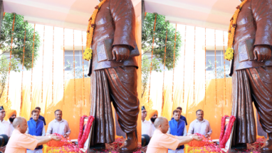 लखनऊ में मुख्यमंत्री योगी आदित्यनाथ डॉ. श्यामा प्रसाद मुखर्जी की प्रतिमा पर पुष्पांजलि अर्पित करते हुए