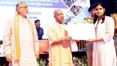 मुख्यमंत्री योगी आदित्यनाथ लखनऊ में यूपी कंप्यूटर ऑपरेटर भर्ती 2026 के तहत चयनित अभ्यर्थियों को नियुक्ति पत्र देते हुए