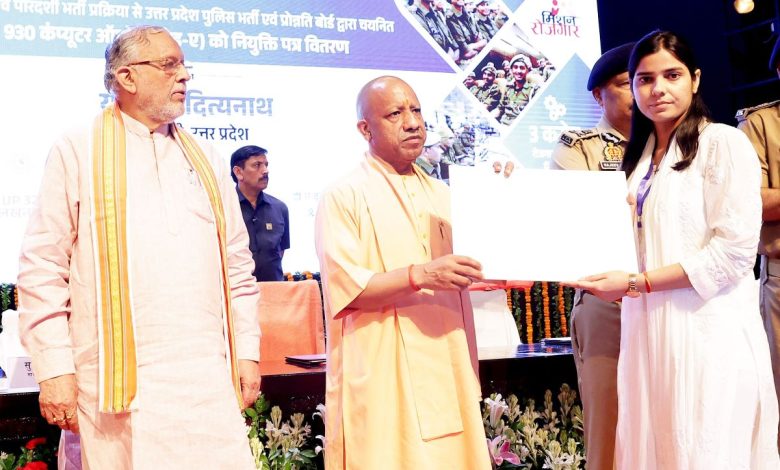 मुख्यमंत्री योगी आदित्यनाथ लखनऊ में यूपी कंप्यूटर ऑपरेटर भर्ती 2026 के तहत चयनित अभ्यर्थियों को नियुक्ति पत्र देते हुए