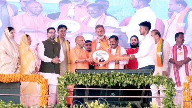 ललितपुर में मुख्यमंत्री योगी आदित्यनाथ द्वारा 221 विकास परियोजनाओं का उद्घाटन करते हुए कार्यक्रम की तस्वीर