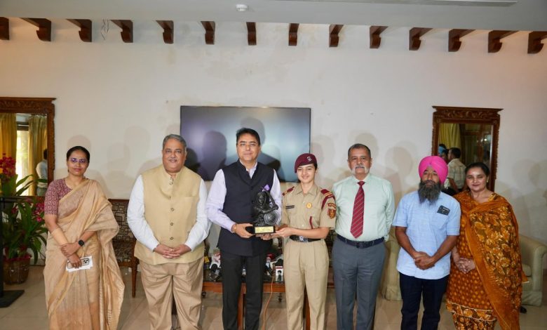 चंडीगढ़ पंजाब भवन में पंजाब की बेटियों का सम्मान, NDA और एयर फोर्स में शानदार उपलब्धि पर अमन अरोड़ा ने किया सम्मानित