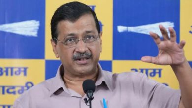 अरविंद केजरीवाल पेट्रोल कीमतों को लेकर प्रेस कॉन्फ्रेंस करते हुए