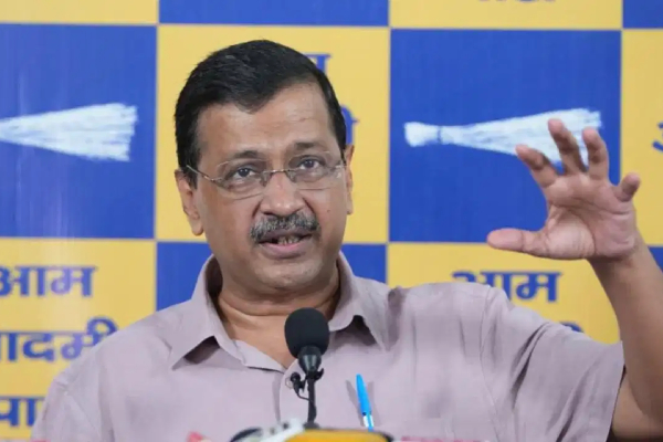 अरविंद केजरीवाल पेट्रोल कीमतों को लेकर प्रेस कॉन्फ्रेंस करते हुए