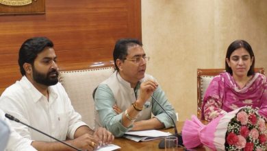 चंडीगढ़ में नशा विरोधी बैठक में अधिकारी और अमन अरोड़ा अभियान की समीक्षा करते हुए
