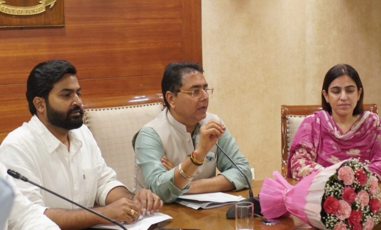चंडीगढ़ में नशा विरोधी बैठक में अधिकारी और अमन अरोड़ा अभियान की समीक्षा करते हुए