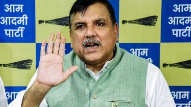 राम मंदिर भूमि घोटाला मामले में AAP सांसद संजय सिंह SIT को दस्तावेज सौंपने की मांग करते हुए।