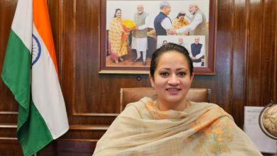 हरियाणा में टेली-ईसीजी सेवा के जरिए हृदय मरीजों की जांच करते स्वास्थ्यकर्मी