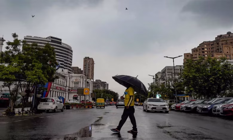 दिल्ली में बारिश के बीच बादलों से घिरा आसमान और मानसून का मौसम