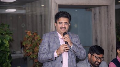 AAP नेता हिमांशु ठक्कर गुजरात की शिक्षा व्यवस्था और परफॉर्मेंस ग्रेडिंग इंडेक्स पर प्रेस कॉन्फ्रेंस करते हुए