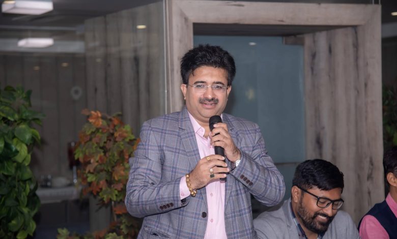 AAP नेता हिमांशु ठक्कर गुजरात की शिक्षा व्यवस्था और परफॉर्मेंस ग्रेडिंग इंडेक्स पर प्रेस कॉन्फ्रेंस करते हुए