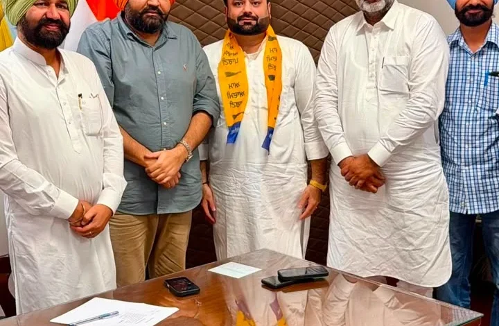 हनीश बंसल अपने समर्थकों के साथ आम आदमी पार्टी में शामिल