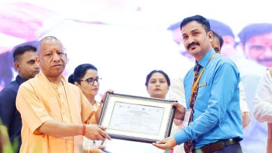सीएम योगी आदित्यनाथ वाराणसी में शिक्षकों और कर्मचारियों के लिए मुख्यमंत्री शिक्षक कैशलेस चिकित्सा योजना का शुभारंभ कर रहे हैं।