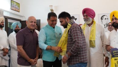 पंजाब बीजेपी के पूर्व विधायक बलविंदर सिंह लाडी मनीष सिसोदिया, अमन अरोड़ा और हरदीप सिंह मुंडियां की मौजूदगी में आम आदमी पार्टी की सदस्यता लेते हुए।
