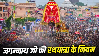 पुरी में जगन्नाथ रथ यात्रा के दौरान भगवान जगन्नाथ का रथ खींचते श्रद्धालु