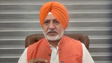 आम आदमी पार्टी पंजाब के मीडिया इंचार्ज बलतेज पन्नू NEET पेपर लीक मामले पर मीडिया को संबोधित करते हुए।