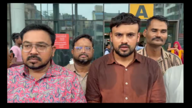 यू.एन. मेहता अस्पताल में दुर्घटना के बाद निरीक्षण करते AAP नेता डॉ. करन बारोट और विनोद परमार।