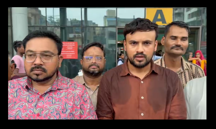 यू.एन. मेहता अस्पताल में दुर्घटना के बाद निरीक्षण करते AAP नेता डॉ. करन बारोट और विनोद परमार।