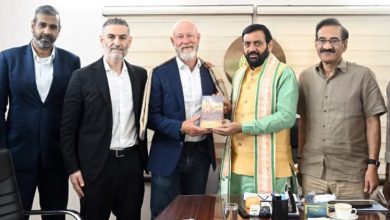 चंडीगढ़ में मुख्यमंत्री नायब सिंह सैनी स्वीडिश प्रतिनिधिमंडल के प्रमुख और IKEA इंडिया के CEO पैट्रिक एंटोनी को श्रीमद्भगवद्गीता भेंट करते हुए।
