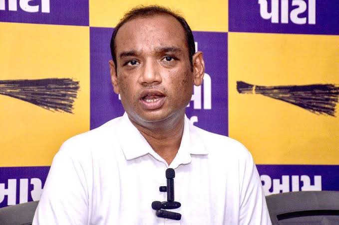 AAP नेता मनोज सोरठिया चैतर वसावा के समर्थन में सिग्नेचर अभियान की घोषणा करते हुए