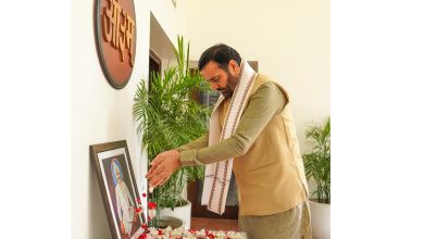 मुख्यमंत्री नायब सिंह सैनी बाजे भगत जयंती पर उनके चित्र पर पुष्पांजलि अर्पित करते हुए।